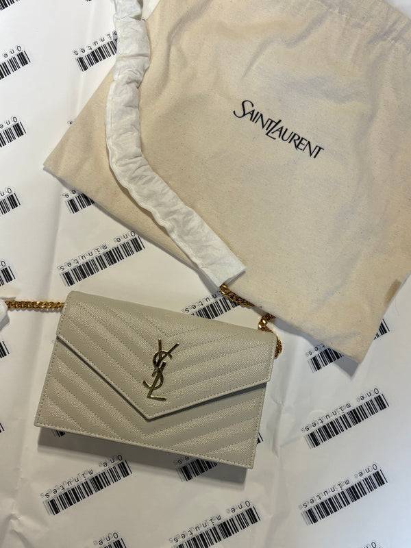 POCHETTE ENVELOPE CON CATENA CASSANDRE CLASSICA IN PELLE GRAIN DE POUDRE
CREMA SOFT