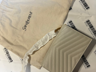 POCHETTE ENVELOPE CON CATENA CASSANDRE CLASSICA IN PELLE GRAIN DE POUDRE
CREMA SOFT