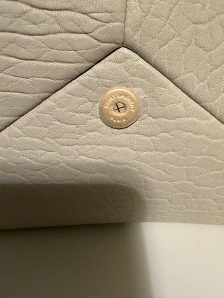 POCHETTE ENVELOPE CASSANDRE GRANDE IN PELLE DI AGNELLO