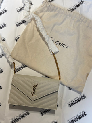 POCHETTE ENVELOPE CON CATENA CASSANDRE CLASSICA IN PELLE GRAIN DE POUDRE
CREMA SOFT