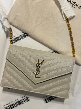 POCHETTE ENVELOPE CON CATENA CASSANDRE CLASSICA IN PELLE GRAIN DE POUDRE
CREMA SOFT