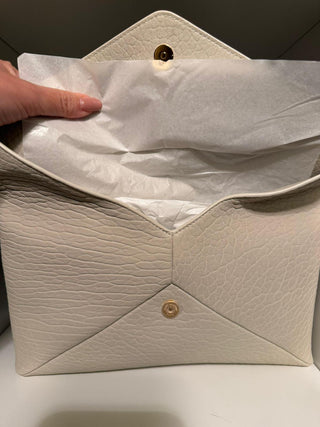POCHETTE ENVELOPE CASSANDRE GRANDE IN PELLE DI AGNELLO